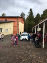 Poliisi saapui Moision koululle tekemään pyörien kunnon tarkastusta ja ohjeistamaan oppilaita, mitkä varustukset pitäisi pyörissä olla.