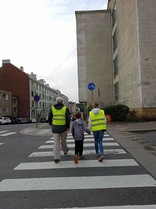 Puolalan koululla turvattiin oppilaiden suojatien ylitystä Kauppiaskadulla sekä Wilma-tiedotteessa vinkattiin turvallisesta saattoliikenteestä. Toinen ajokaistoista on usein aamuisin tukittuna vanhempien jättäessä lapsia kouluun ja vanhempia on pyydetty jättämään lapsensa alemmas Kauppiaskadulle, Tuureporinkadulle tai muuhun ruuhkattomampaan ja turvallisempaan saattopaikkaan. Tukkeutunut ajokaista aiheuttaa aamuisin useampia vaaratilanteita Kauppiaskadun ja Tornikadun risteyksessä olevalla korotetulla suojatiellä. 