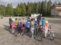 Poliisi tarkastamassa Moision koulun oppilaiden pyöriä.