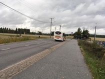Myös tämä risteys aiheuttaa huolta Moision koulun vanhemmissa, kun oppilaat suhaavat tässä kohtaa bussiin ja bussista pois.