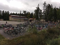 Moisiossa kouluun saavuttiin pääsääntöisesti pyörillä. Kypäräkin oli lähestulkoon jokaisella päässä